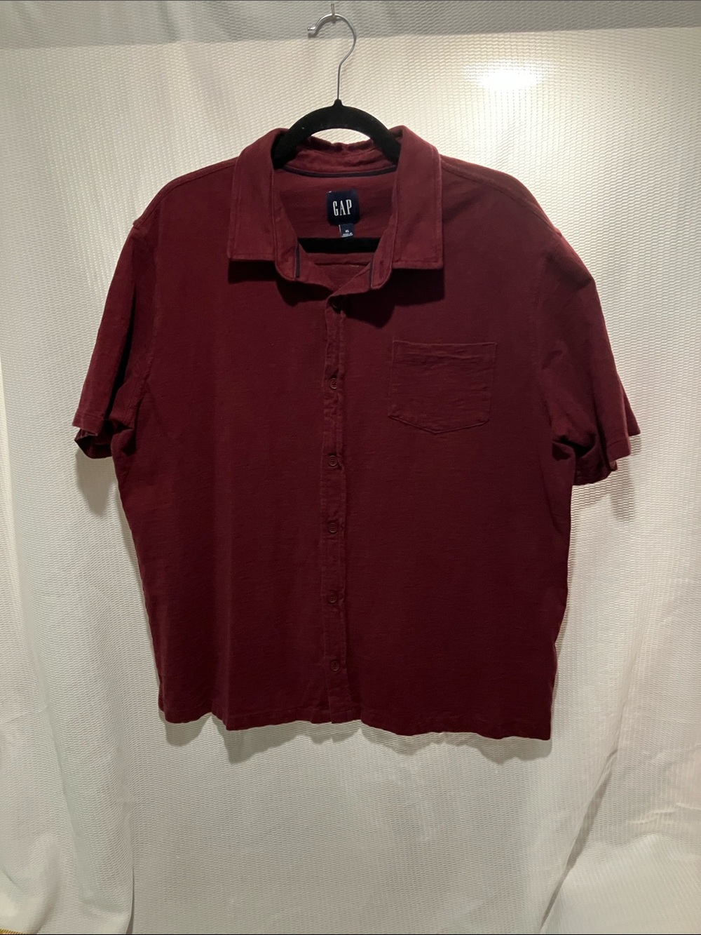 GAP Men’s Short Sleeve Button-Down Shirt in Burgundy